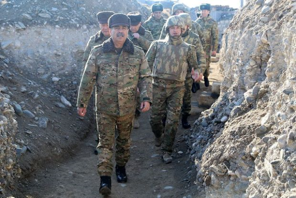 Müdafiə naziri ön xətdə xidmət edən hərbi qulluqçularla görüşüb